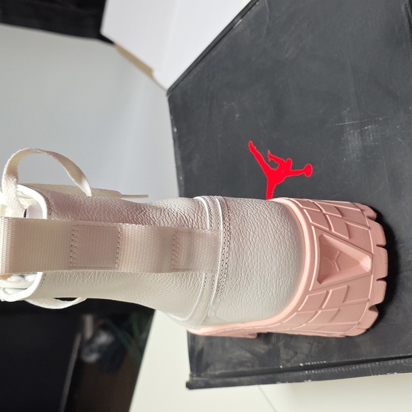 Air Jordan Brocklyn Shoes - Picture 3 of 9